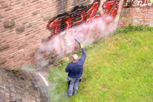 Czy istnieja skuteczne sposoby na usuwanie graffiti i zapobieganie niechcianym malunkom