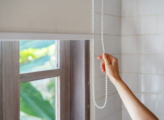 Rolety zaciemniające – na jakie parametry warto zwrócić uwagę przed zakupem?