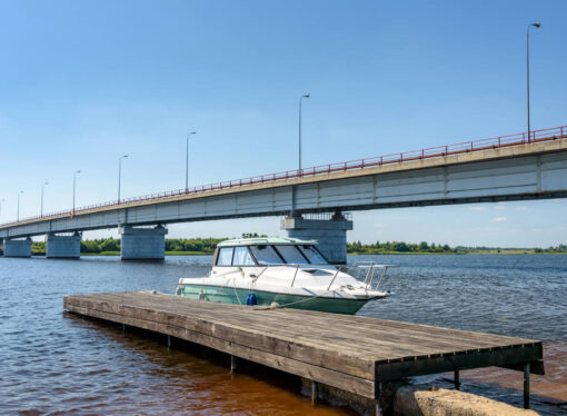 Weekend na wodzie? Sprawdź łodzie stworzone do krótkich rejsów