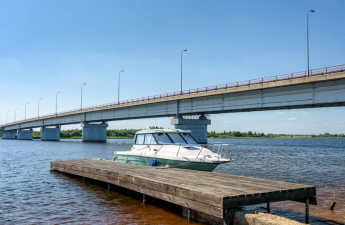 Weekend na wodzie? Sprawdź łodzie stworzone do krótkich rejsów