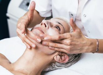 Peeling chemiczny a zdrowie skóry – przeciwwskazania i zalecenia